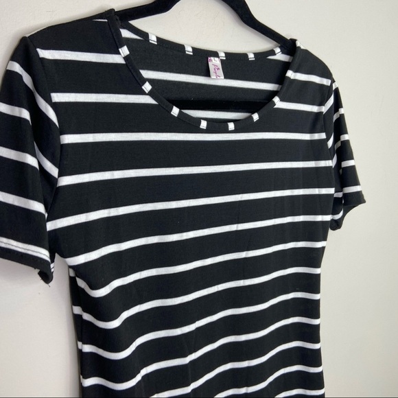 Black and‎ white stripped dress - Picture 2 of 6